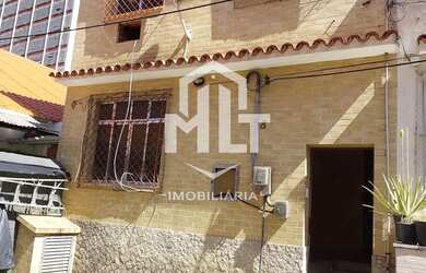 Imagem: A casa possui 4 Dormitórios, 2 Banheiros, 130m² de Área e