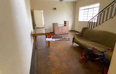 Imagem: A casa possui 4 Dormitórios, 2 Banheiros, 2 Vagas na garagem