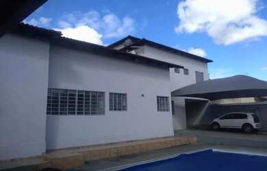 Imagem: A casa possui 5 Dormitórios, 5 Banheiros, 4 Vagas na garagem