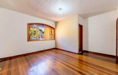 Imagem: A casa possui 2 Dormitórios, 2 Banheiros, 5 Vagas na garagem