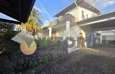 Imagem: A casa possui 4 Dormitórios, 4 Banheiros, 5 Vagas na garagem