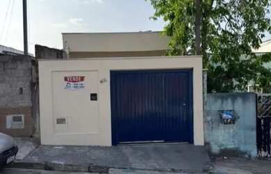 Imagem: A casa possui 3 Dormitórios, 2 Banheiros, 1 Vaga na garagem