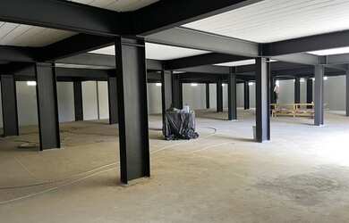 Imagem: O depósito para alugar possui 5 Vagas na garagem e 550m² de