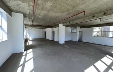 Imagem: O depósito possui 3 Vagas na garagem e 145m² de Área e está