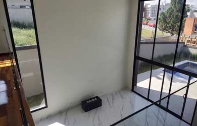 Imagem: A casa em condomínio possui 4 Dormitórios, 5 Banheiros, 5