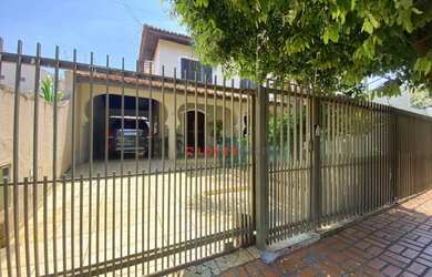 Imagem: A casa possui 4 Dormitórios, 4 Banheiros, 2 Vagas na garagem