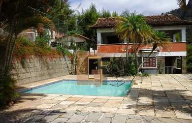 Imagem: A casa possui 5 Dormitórios, 2 Banheiros, 5 Vagas na garagem