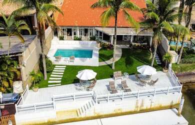 Imagem: A casa em condomínio possui 5 Dormitórios, 5 Banheiros, 4