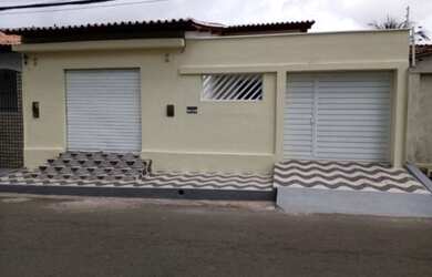 Imagem: A casa possui 3 Dormitórios, 2 Banheiros, 2 Vagas na garagem