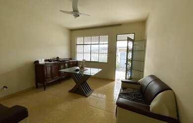 Imagem: A casa possui 3 Dormitórios, 2 Banheiros, 1 Vaga na garagem