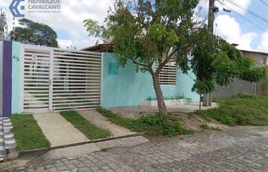 Imagem: A casa possui 3 Dormitórios, 2 Banheiros, 2 Vagas na garagem