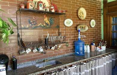 Imagem: A casa possui 5 Dormitórios, 4 Banheiros e 160m² de Área