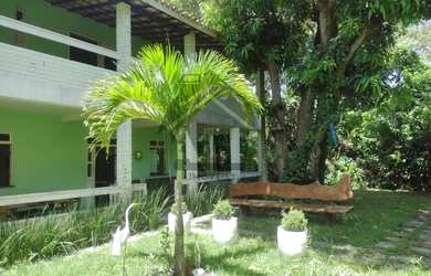 Imagem: A casa possui 3 Dormitórios, 2 Banheiros, 5 Vagas na garagem