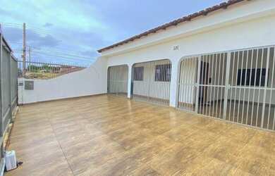 Imagem: A casa possui 2 Dormitórios, 2 Banheiros, 2 Vagas na garagem