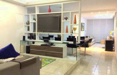 Imagem: A casa possui 4 Dormitórios, 4 Banheiros, 4 Vagas na garagem