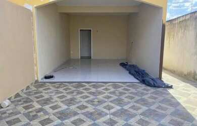 Imagem: A casa possui 3 Dormitórios, 1 Banheiro, 2 Vagas na garagem