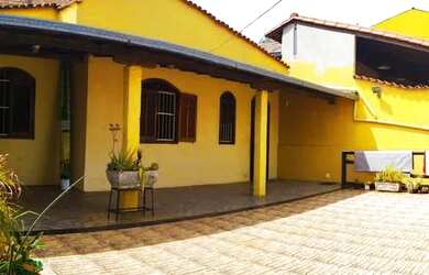 Imagem: A casa possui 3 Dormitórios, 2 Banheiros, 3 Vagas na garagem