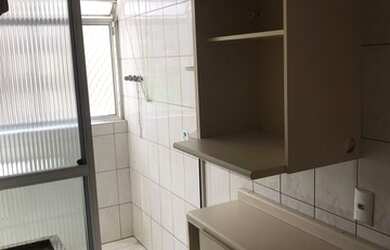 Imagem: O apartamento possui 2 Dormitórios, 1 Banheiro, 1 Vaga na garagem