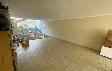 Imagem: A casa possui 2 Dormitórios, 2 Banheiros, 3 Vagas na garagem