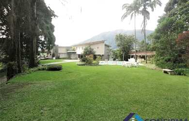 Imagem: A casa possui 5 Dormitórios, 5 Banheiros, 4 Vagas na garagem