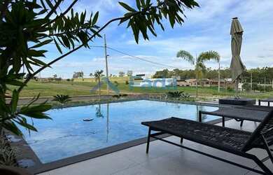 Imagem: A casa em condomínio possui 5 Dormitórios, 5 Banheiros, 3