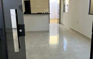 Imagem: A casa possui 2 Dormitórios, 2 Banheiros, 2 Vagas na garagem