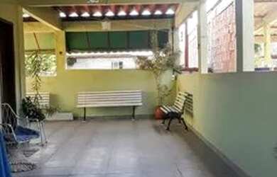 Imagem: A casa possui 3 Dormitórios, 2 Banheiros, 1 Vaga na garagem