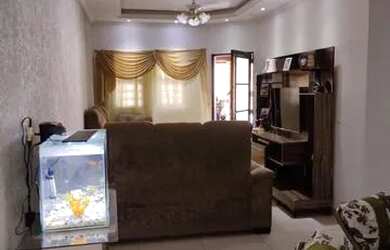 Imagem: A casa possui 3 Dormitórios, 2 Banheiros, 3 Vagas na garagem