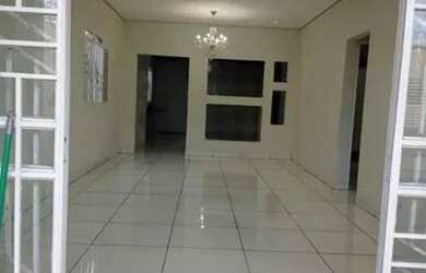 Imagem: A casa possui 3 Dormitórios, 4 Banheiros e 2 Vagas na garagem