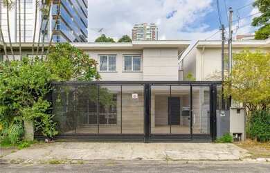 Imagem: A casa possui 3 Dormitórios, 4 Banheiros, 3 Vagas na garagem