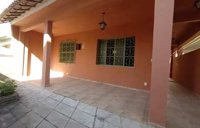 Imagem: A casa possui 3 Dormitórios, 2 Banheiros, 1 Vaga na garagem