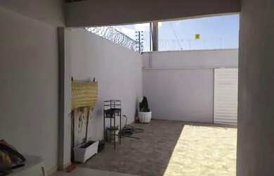 Imagem: A casa possui 3 Dormitórios, 2 Banheiros, 2 Vagas na garagem