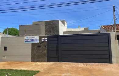 Imagem: A casa possui 3 Dormitórios, 3 Banheiros, 3 Vagas na garagem