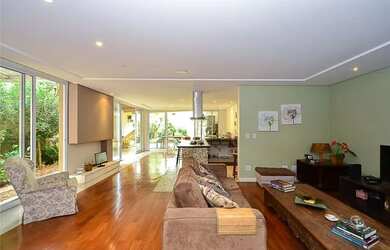 Imagem: A casa possui 3 Dormitórios, 4 Banheiros, 5 Vagas na garagem