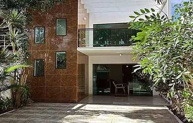 Imagem: A casa possui 4 Dormitórios, 3 Banheiros, 4 Vagas na garagem