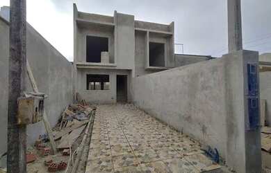 Imagem: A casa possui 3 Dormitórios, 2 Banheiros, 2 Vagas na garagem