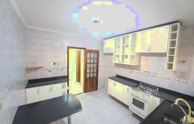 Imagem: A casa possui 2 Dormitórios, 2 Banheiros, 2 Vagas na garagem