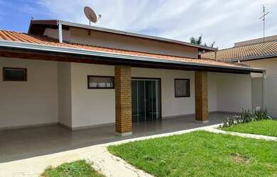 Imagem: A casa possui 3 Dormitórios, 2 Banheiros, 4 Vagas na garagem