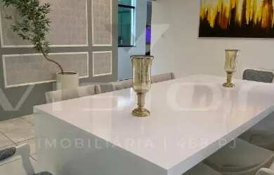 Imagem: A casa possui 4 Dormitórios, 3 Banheiros, 2 Vagas na garagem