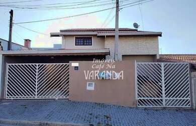 Imagem: A casa possui 4 Dormitórios, 3 Banheiros, 3 Vagas na garagem