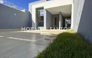 Imagem: A casa possui 3 Dormitórios, 2 Banheiros, 2 Vagas na garagem