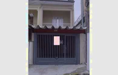 Imagem: A casa possui 2 Dormitórios, 1 Banheiro, 1 Vaga na garagem