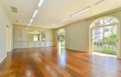 Imagem: A casa possui 4 Dormitórios, 5 Banheiros, 5 Vagas na garagem