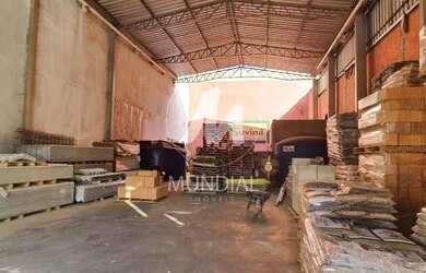 Imagem: O depósito possui 5 Vagas na garagem, 300m² de Área e está