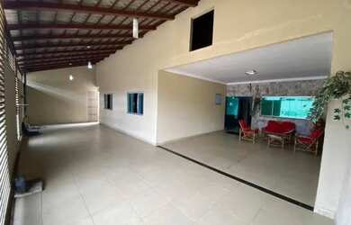 Imagem: A casa possui 4 Dormitórios, 3 Banheiros, 2 Vagas na garagem