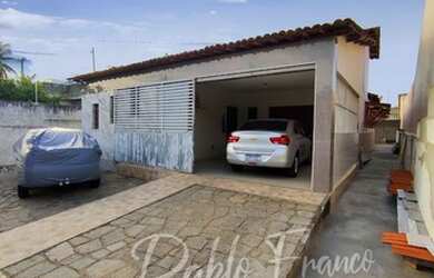 Imagem: A casa possui 3 Dormitórios, 2 Banheiros, 3 Vagas na garagem