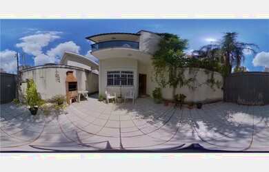 Imagem: A casa possui 3 Dormitórios, 2 Banheiros, 2 Vagas na garagem