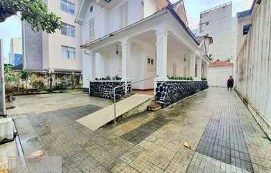 Imagem: A casa possui 4 Dormitórios, 2 Banheiros, 3 Vagas na garagem