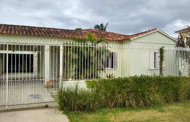 Imagem: A casa possui 3 Dormitórios, 3 Banheiros, 4 Vagas na garagem