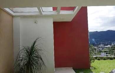 Imagem: A casa possui 2 Dormitórios, 2 Banheiros, 2 Vagas na garagem